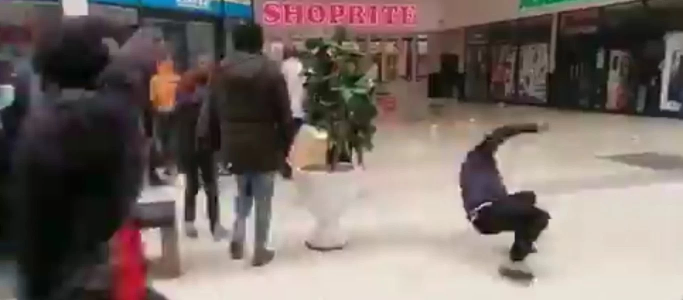 Υπάλληλοι εμπορικού έριξαν λάδι στο πάτωμα για να αποφύγουν το πλιάτσικο - Επικές τούμπες (βίντεο)